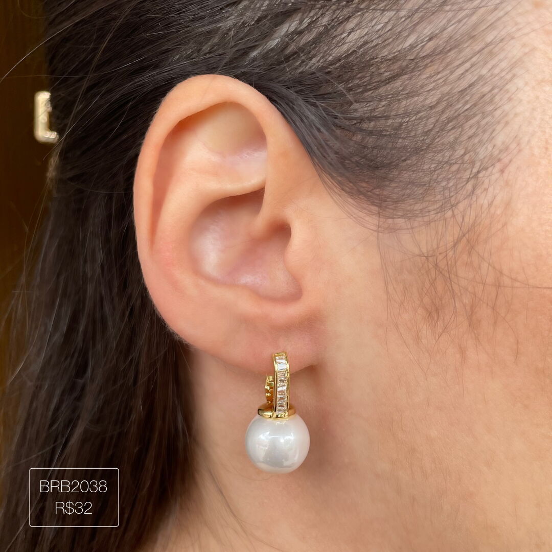 Brinco Argola c/ Pérola G Fixa Cravejada de Baguetes Cristal Dourada